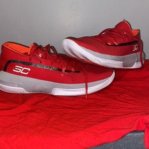 Under armour men’s 3zer0 III basketball shoes.